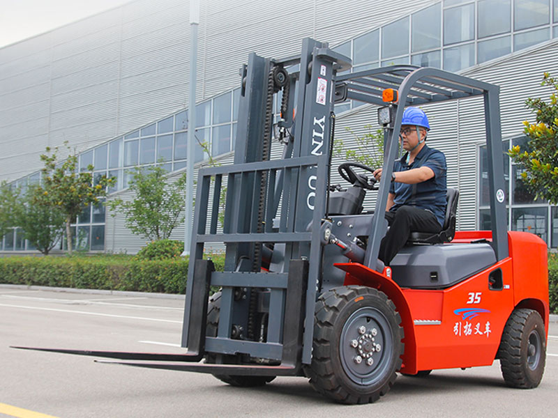 内燃平衡重式叉车