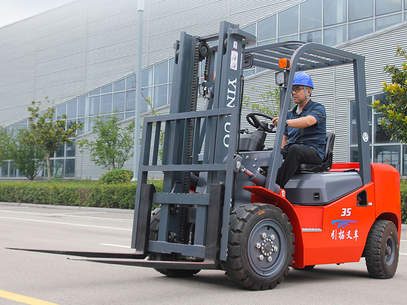 内燃平衡重式叉车